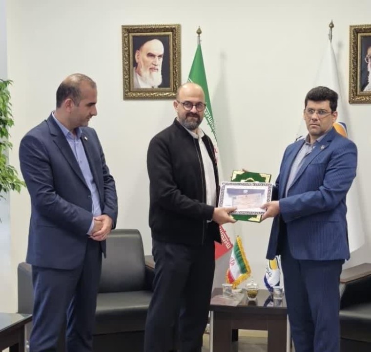 تحویل چک هزار میلیارد ریالی خسارت آتشسوزی به منطقه آزاد انزلی تحویل چک هزار میلیارد ریالی خسارت آتشسوزی به منطقه آزاد انزلی