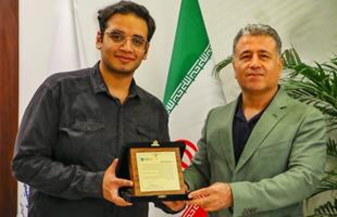 تقدیر مدیرعامل پتروشیمی پارس از دانشآموز بوشهریِ رتبه اول کنکور سراسری تقدیر مدیرعامل پتروشیمی پارس از دانشآموز بوشهریِ رتبه اول کنکور سراسری