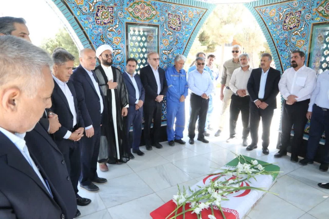 غبارروبی مزار شهید گمنام مجتمع پتروشیمی خراسان در آغاز هفته دفاع مقدس غبارروبی مزار شهید گمنام مجتمع پتروشیمی خراسان در آغاز هفته دفاع مقدس