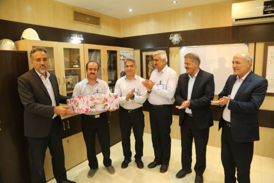 تجلیل از همکار ناشنوای پرتلاش در روز جهانی ناشنوایان تجلیل از همکار ناشنوای پرتلاش در روز جهانی ناشنوایان