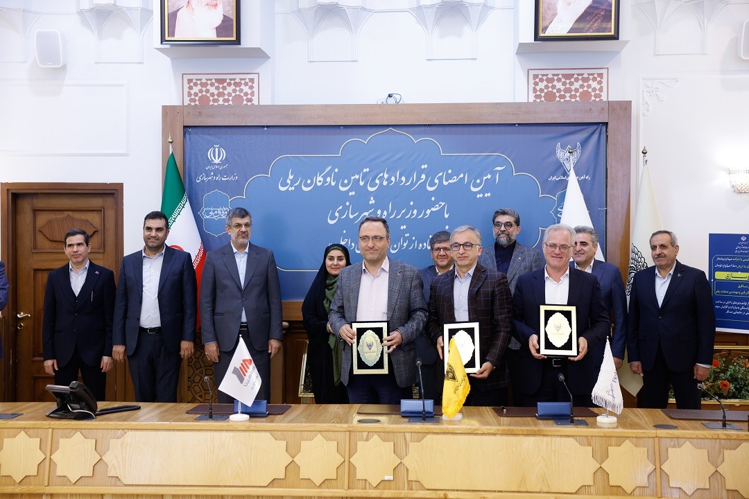 امضای بزرگترین قرارداد خرید لکوموتیو تولید داخل و بازسازی لکوموتیوهای مسافری با حضور وزیر راه و شهرسازی امضای بزرگترین قرارداد خرید لکوموتیو تولید داخل و بازسازی لکوموتیوهای مسافری با حضور وزیر راه و شهرسازی