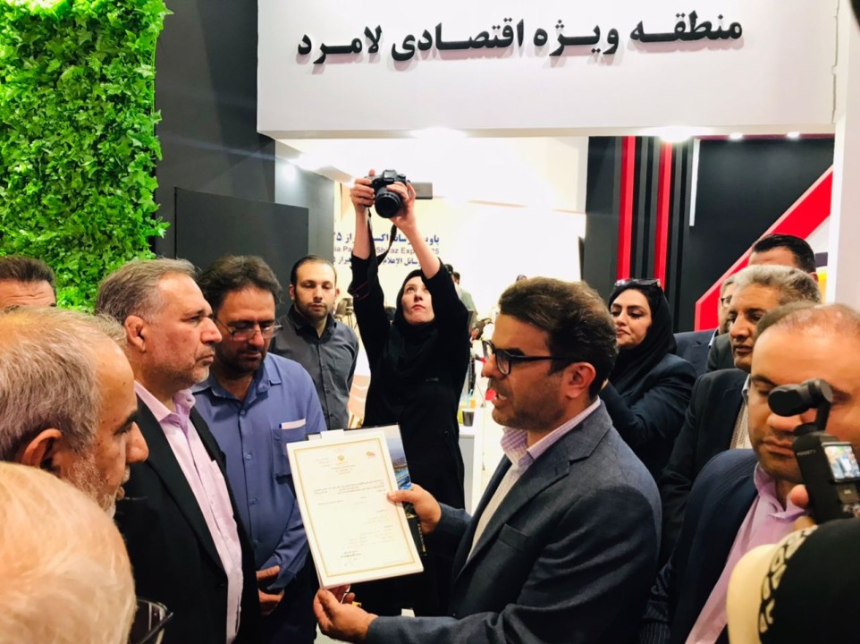 بازدید اعضای کمیسیونهای جهش تولید و امنیت ملی مجلس از غرفه منطقه ویژه لامرد در نمایشگاه شیراز اکسپو بازدید اعضای کمیسیونهای جهش تولید و امنیت ملی مجلس از غرفه منطقه ویژه لامرد در نمایشگاه شیراز اکسپو